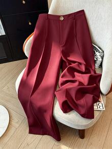 GlowEve CURVE 大尺碼女款優雅直筒長褲，彈性腰頭、側拉鍊與玫瑰金屬扣飾，適合春夏穿著 - 酒紅色 - 查看 3