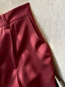 GlowEve CURVE 大尺碼女款優雅直筒長褲，彈性腰頭、側拉鍊與玫瑰金屬扣飾，適合春夏穿著 - 酒紅色 - 查看 6