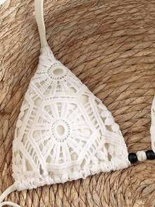 SHEIN Swim Swim Vcay 新款奢華優雅女款兩件式白色鉤編蕾絲與焦糖/棕色三角比基尼套裝，掛脖泳衣上衣配木珠裝飾，性感高衩露臀丁字褲泳裝，適合夏季海灘泳池度假，復古Y2K辣妹風，音樂節、熱帶海濱早午餐、海島度假與時尚氛圍 - 米色 - 查看 5