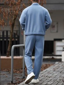 Manfinity Homme 男士舒適純色羊毛面料銀色四扣長袖夾克與抽繩鬆緊腰長褲套裝，休閒度假、朋友約會、雞尾酒會、沙龍、聚會、日常辦公、極簡商務，特別適合秋冬外出，適合自穿或送禮給朋友 - 霧霾藍 - 查看 2