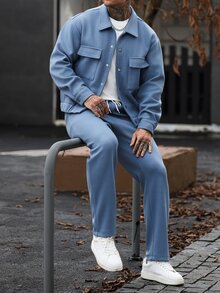 Manfinity Homme 男士舒適純色羊毛面料銀色四扣長袖夾克與抽繩鬆緊腰長褲套裝，休閒度假、朋友約會、雞尾酒會、沙龍、聚會、日常辦公、極簡商務，特別適合秋冬外出，適合自穿或送禮給朋友 - 霧霾藍 - 查看 4