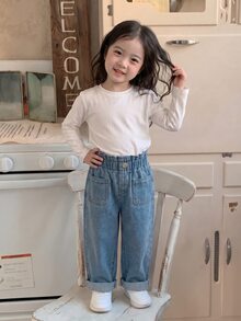 SHEIN Genkimix Kids 女嬰軟棉寬鬆牛仔褲，彈性腰頭，前口袋，捲邊褲腳，寬鬆版型，水藍色水洗牛仔褲，畢業季夏季休閒 - 藍色 - 查看 5