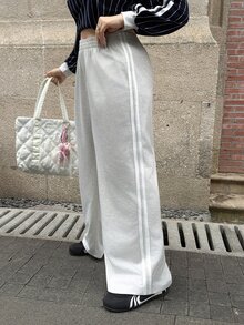 SHEIN EZwear 大码女式休闲黑色侧条纹裤，简约时尚，适合日常休闲穿着、毕业季、返校季、毕业典礼、女教师着装等场合。这款阔腿运动裤舒适宽松，版型宽松，适合各种场合。 - 淺灰色 - 查看 5