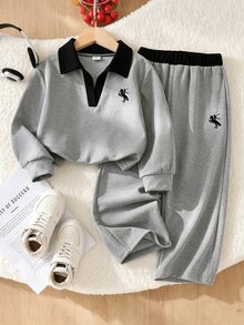 SHEIN Playful Pals 女童學院風 Polo 領兩件套，海軍藍對比領長袖上衣 + 高腰寬腿褲，經典馬術刺繡休閒套裝，春夏秋冬百搭運動風，適合校園與日常穿著 - 灰色 - 查看 3