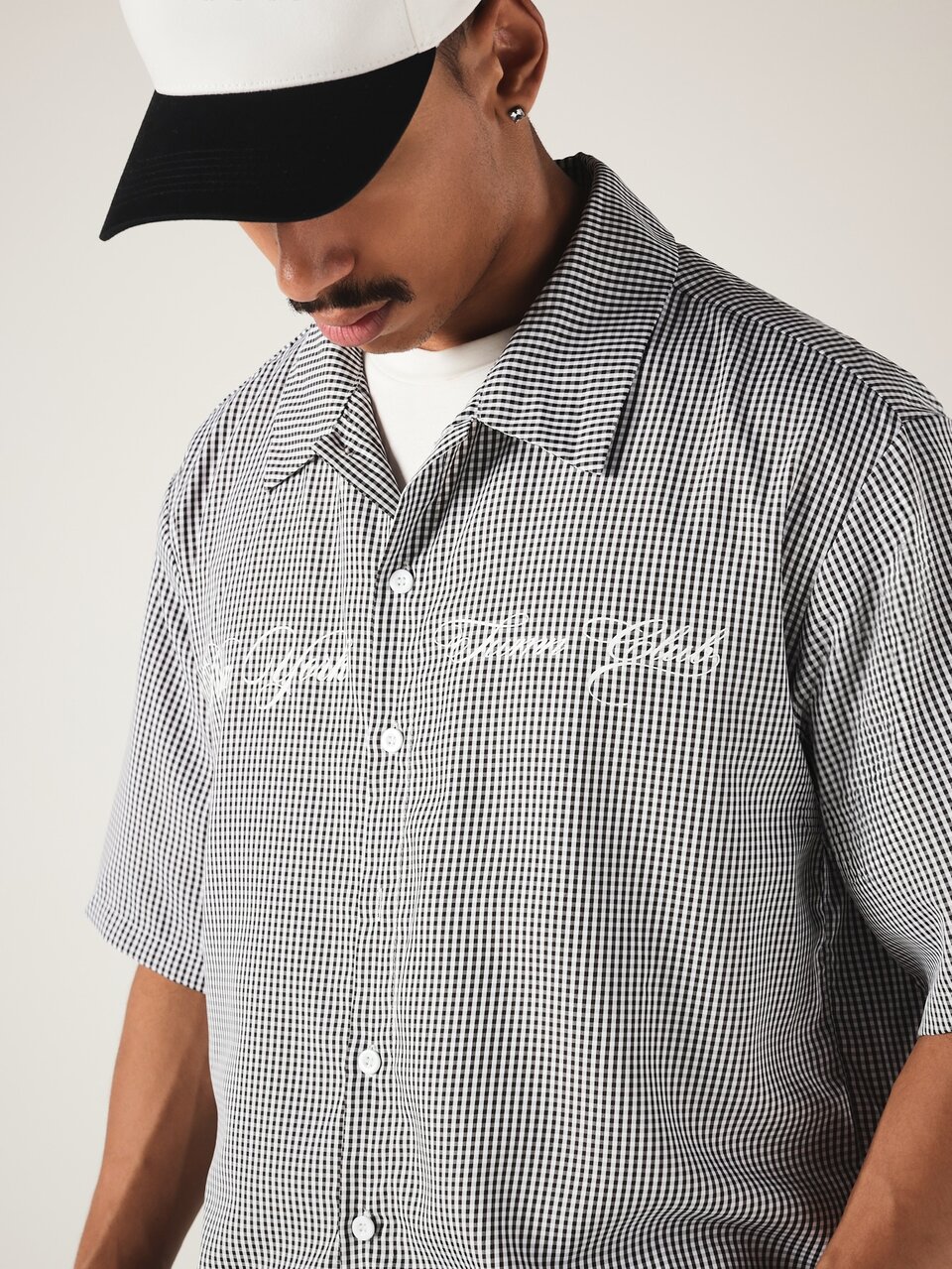 Chemise courte et carrée à carreaux micro avec col évasé, texte brodé, manches courtes, boutonnage devant, style vacances d'été
