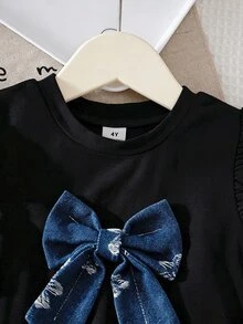 Souflis Souflis 2件組女童春夏黑色圓領荷葉袖T恤，附3D蝴蝶結裝飾與花卉提花百褶迷你裙（含2個蝴蝶結），休閒套裝，適合日常穿著、旅行、度假與派對 - 黑色 - 查看 4