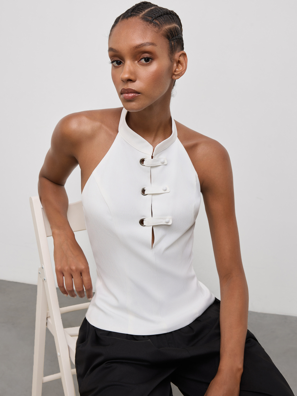 SHEIN Maija Top sin mangas blanco para mujer con cuello chino y ojales metálicos