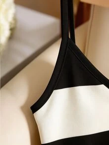 SHEIN Franclia 女款秋冬新款經典黑白拼色寬條紋V領細肩帶背心，V領設計修飾鎖骨，彈性磨毛面料貼身剪裁，短版設計適合多樣層次穿搭，適合休閒、內搭、通勤與日常穿著 - 黑與白 - 查看 3