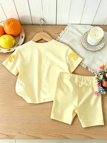 SHEIN 女童2件組休閒時尚百搭春夏季小女孩T恤套裝，夏季可愛甜美奶油黃多巴胺碎花上衣，寬鬆圓領短袖T恤搭配黃色單車褲2件組，春夏季服裝套裝，時尚女孩穿搭，休閒穿著，春夏季套裝，新風格 - 彩色 - 查看 6