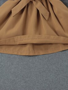 SHEIN Genkimix Kids 小女童翻蓋細節腰帶襯衫連衣裙和配件帽不附帶包 - 卡其色 - 查看 5