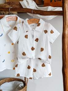 SHEIN Vintaside Kids 2件組男嬰卡通熊印花短袖單排扣上衣與短褲休閒可愛趣味套裝 白色夏季家庭拍照穿搭 - 白色 - 查看 3