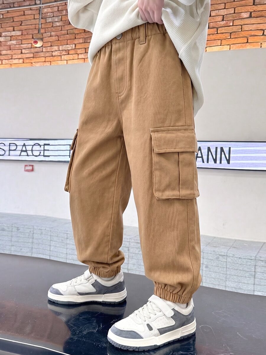 SHEIN 男童牛仔長褲，四季新款，休閒酷感，復古牛仔卡其色，彈性腰帶 + 工裝 3D 大口袋設計，搭配彈性褲腳，錐形修身版型，柔軟舒適面料，日常時尚百搭風格，適合度假、派對等多種場合，四季新款男童牛仔長褲
