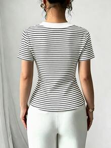 Elenzga 女款 V 領羅紋短袖假門襟設計優雅休閒修身 T-shirt，適合早午餐、海灘，黑白條紋夏季款 - 黑與白 - 查看 2