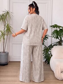 SHEIN EZwear Setelan Kasual Sehari-hari Wanita Ukuran Besar Motif Leopard: Atasan Lengan Pendek dan Celana Panjang - Perak - View 2