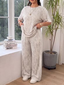 SHEIN EZwear Setelan Kasual Sehari-hari Wanita Ukuran Besar Motif Leopard: Atasan Lengan Pendek dan Celana Panjang - Perak - View 3