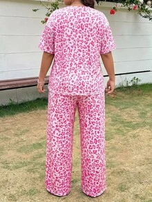 SHEIN EZwear 豹紋大尺碼女款休閒兩件套 T恤與長褲，白色夏季正式度假風 - 淺粉色 - 查看 2