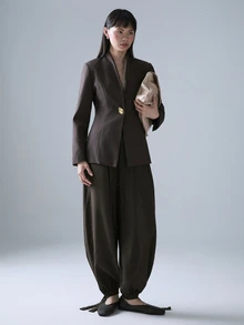 STILLVEA. 优雅简约金属扣装饰纯色无领女士西装外套，时尚百搭，通勤必备。 - 咖啡棕 - 查看 4