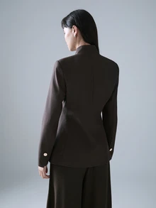 STILLVEA. 优雅简约金属扣装饰纯色无领女士西装外套，时尚百搭，通勤必备。 - 咖啡棕 - 查看 3