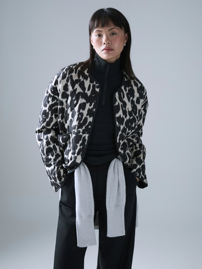 STILLVEA. 休閒百搭豹紋圓領寬鬆長袖女款填充外套，秋冬西式復古獵豹印花