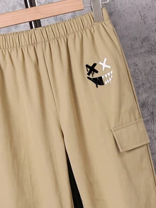 SHEIN 兒童青少年男孩休閒運動卡其工裝冬褲，紅黑印花貼布口袋抽繩鬆款，適合夏季上學、日常、旅行、運動 - 卡其色 - 查看 5
