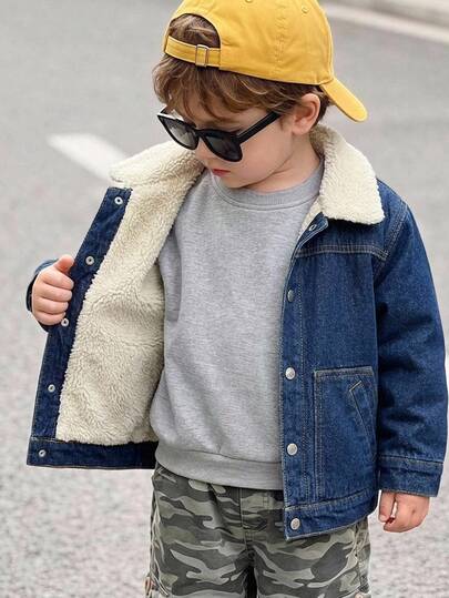 SHEIN Casual, schattige en comfortabele dagelijkse jas voor jonge jongens met fleece details. Ontwerp met lange mouwen en revers, perfect voor reizen, school en dagelijkse bijeenkomsten, ideaal voor het herfst-/winterseizoen. Ook geschikt voor de eerste schooldag.