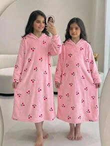 SHEIN 少女秋/冬甜美可愛粉色櫻桃印花加厚雙面珊瑚絨連帽長袖居家服睡袍睡衣女童睡袍 - 粉色 - 查看 1
