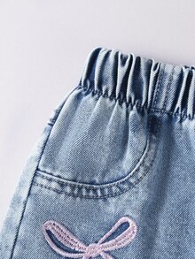 SHEIN 女童休閒牛仔女牛仔西式牛仔褲，嬰兒藍開學季輕量丹寧長褲，彈性腰頭附蝴蝶結刺繡，直筒修身版型，夏季 - 淺色水洗藍 - 查看 5