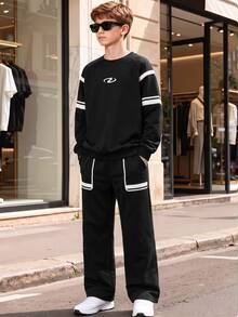SHEIN 青少年男孩秋冬長袖慢跑褲2件套，黑色圓領上衣配雙白色條紋與圓形閃電Logo，搭配側邊雙白色條紋慢跑褲，打造完美呼應的簡約街頭運動造型 - 彩色 - 查看 3