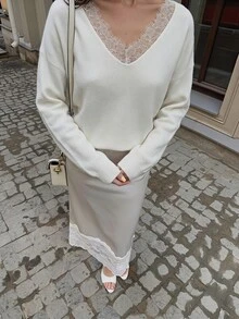 Briarwyn كنزة علوية أنيقة بأسلوب فرنسي للخريف/الشتاء، بلون سادة كريمي أبيض، بياقة على شكل حرف V وتفاصيل دانتيل مرقعة، مناسبة للبرانش والنهار والخروج والمكتب - أبيض - مشاهدة 2