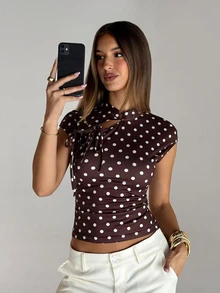 Aloruh Top de manga corta de punto con lunares marrones y blancos, estilo francés vintage elegante para mujer, para ir al trabajo, brunch, salidas, nuevo estilo chino, Y2K, conciertos, verano - Café integral - Ver 7