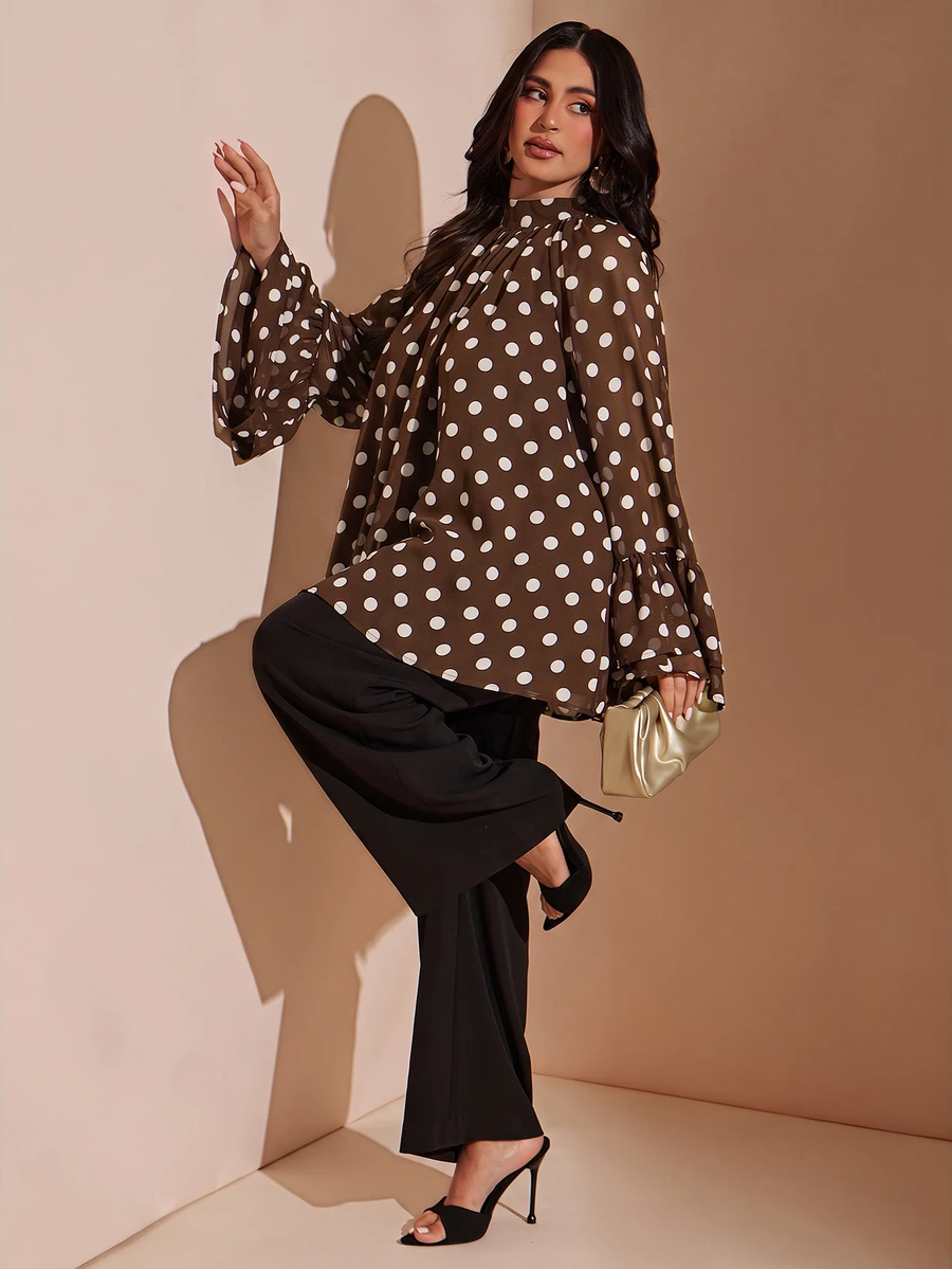 SHEIN BAE Damen Bluse in Große Größen mit schwarzen Polka Dots aus Chiffon mit Rüschen, elegantes 80er 90er Jahre Hemd, Urlaub Top für High Tea, Geburtstag, Herbst - Braun - Übersicht 1