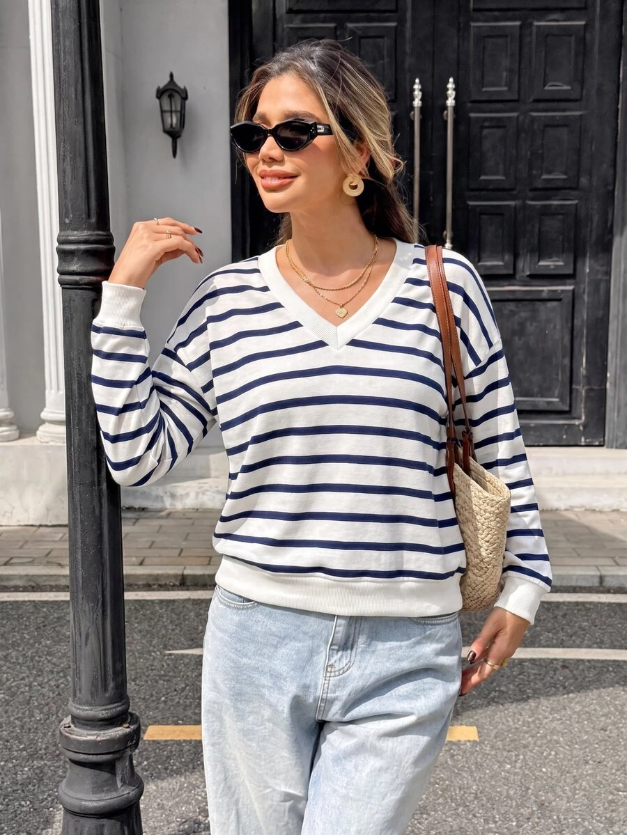 SHEIN PariChic Sweatshirt crop top minimalis bergaris blok warna dengan kerah V, lengan panjang model drop shoulder dengan manset dan ujung bawah bergaris, atasan kasual untuk sehari-hari di musim semi dan musim panas. - Blue and White - View 1