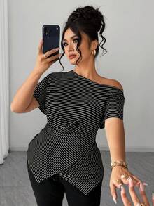 Elenzga Camiseta ajustada con diseño asimétrico y fruncido a rayas para mujer de talla grande, adecuada para uso diario, citas casuales, trabajo/traslados, vacaciones/salidas - Blanco y Negro - Ver 1