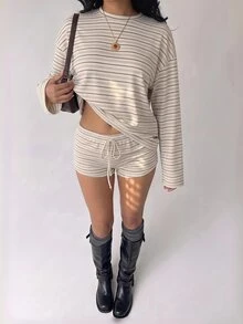 Aloruh 女款初秋休閒條紋圓領長袖上衣與抽繩腰短褲兩件套，條紋套裝，女款秋季服飾，秋季穿搭，女款通勤穿搭，基礎上衣，外出穿搭，機場穿搭 - 白色 - 查看 4
