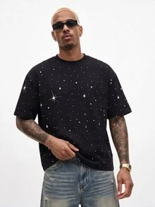 Salvezio 仿水鑽亮面星空美式復古彎曲字體排版時尚全印花男士黑色標準尺寸落肩寬鬆短袖T恤 - 黑色 - 查看 2