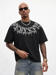 Salvezio 男士黑色彎曲哥德體字體時尚印花落肩寬鬆短袖T恤 - 黑色 - 查看 4