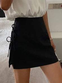 DAZY ملابس علوية علوية نسائية بلون سادة بتصميم أنيق وبسيط مع زينة فيونكة، فضفاضة وناعمة، مع شورت بتنورة لطيفة - الأسود - مشاهدة 10