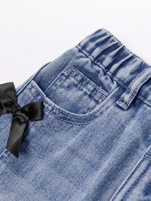 SHEIN 女童牛仔長褲，休閒牛仔女郎西式復古時尚個性款，前開衩破洞水洗褪色酸洗淺藍色，3D蝴蝶結寬腿修身版型 - 藍色 - 查看 7