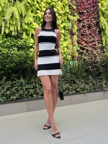 Yohana Edit 夏季黑白罗纹海军蓝撞色针织连衣裙，修身罗纹荷叶边下摆无袖弹力A字针织连衣裙，女士通勤办公连衣裙，黑白条纹连衣裙，女士夏季连衣裙，可爱夏季连衣裙，罗纹针织连衣裙，荷叶边下摆连衣裙 - 黑與白 - 查看 1