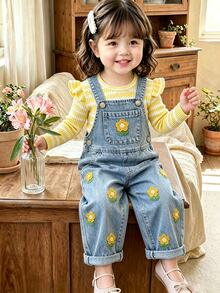 SHEIN Playful Pals 2件組女嬰可愛休閒日常春季刺繡花卉荷葉邊長袖上衣牛仔吊帶褲套裝 - 黃色 - 查看 4
