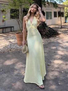 BiaLiraa Gaun Elegan Model A-Line Berlipit dengan Hiasan Renda dan Detail Halter yang Seksi dan Mengalir dari Kain Bertekstur - Kuning - View 4