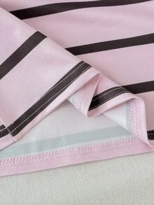 SHEIN 女童休閒粉色與棕色條紋 Logo 印花半鈕扣 U 領修身長袖百搭 T 恤，學院風返校穿搭 - 粉色 - 查看 6