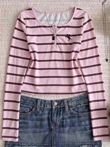 SHEIN 女童休閒粉色與棕色條紋 Logo 印花半鈕扣 U 領修身長袖百搭 T 恤，學院風返校穿搭 - 粉色 - 查看 1