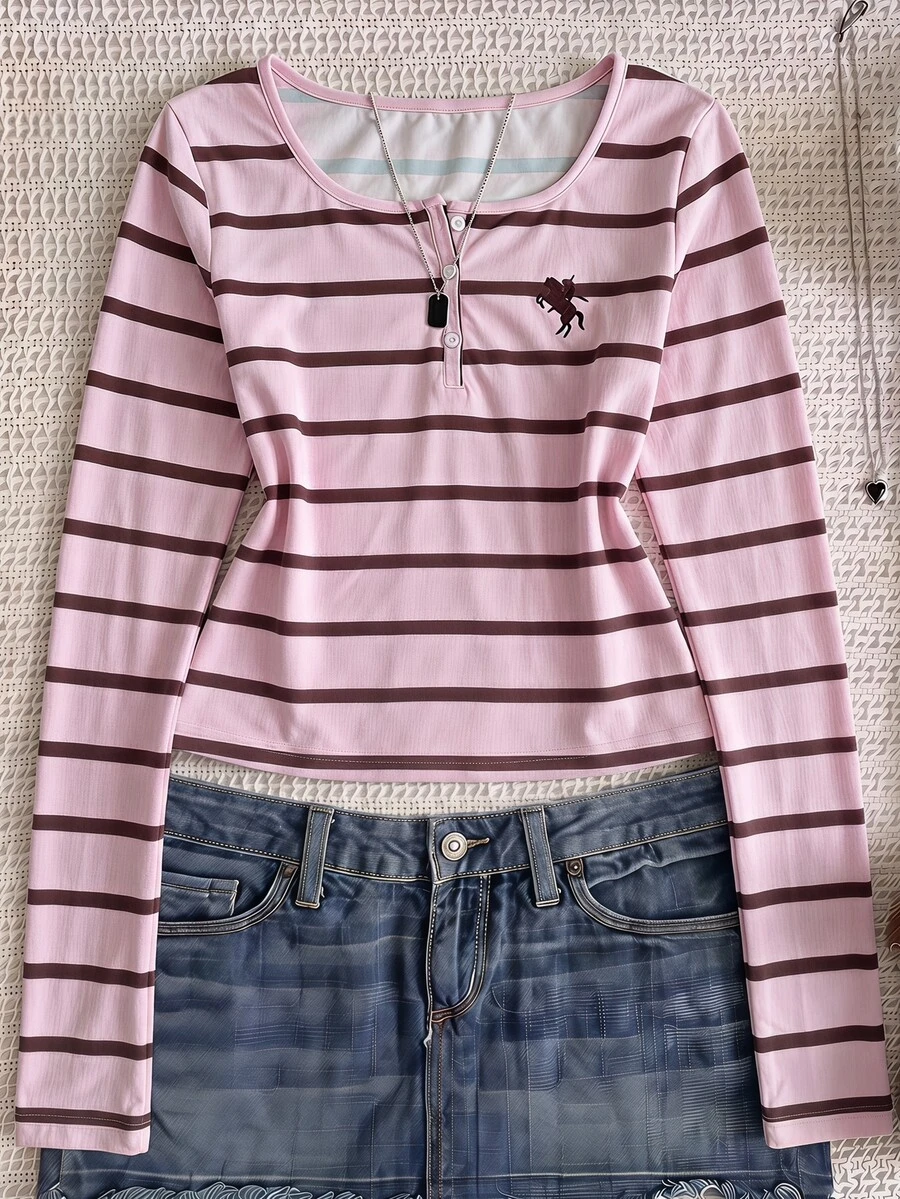 SHEIN 女童休閒粉色與棕色條紋 Logo 印花半鈕扣 U 領修身長袖百搭 T 恤,學院風返校穿搭 - 粉色 - 查看 1