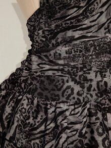 SHEIN ICON 大尺碼豹紋掛脖綁腰抽褶多層蛋糕網紗洋裝 - 深灰色 - 查看 8