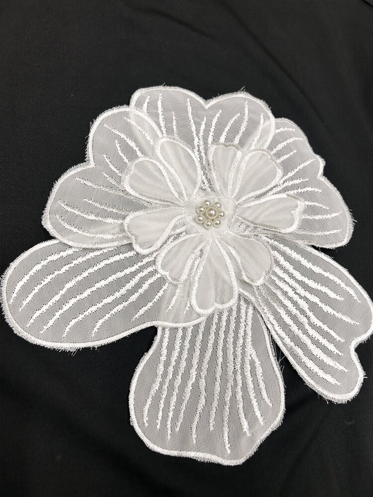SHEIN LUNE CURVE 大尺碼花卉裝飾對比褶皺下擺運動衫與長褲套裝 - 黑與白 - 查看 7