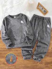 SHEIN 2件組兒童青少年男孩休閒日常百搭舒適刺繡圖案法蘭絨圓領套頭長袖上衣與寬鬆收口長款睡褲居家休閒套裝 - 灰色 - 查看 3