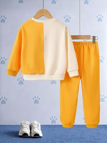 SHEIN | PAW Patrol 小男孩黃色拼色卡通小狗印花寬鬆衛衣套裝 秋季長袖上衣與長褲 返校休閒穿搭 - 黃色 - 查看 2