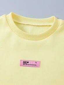 女童 2 件套運動衫套裝，淺奶油黃短款圓領運動衫搭配桃粉色寬腿褲，加厚毛絨內裡，黃粉拼色，青春顯小，適合上學、休閒外出與日常穿著，隨性慵懶且具少女感 - 彩色 - 查看 4