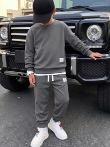 SHEIN 2件組兒童青少年男孩休閒日常百搭舒適印花圓領2合1套裝，寬鬆套頭衛衣搭配收口寬鬆運動長褲，針織加厚保暖內裡衛衣套裝 - 深灰色 - 查看 5